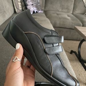 Volks walkers leather wedge shoe 🍀